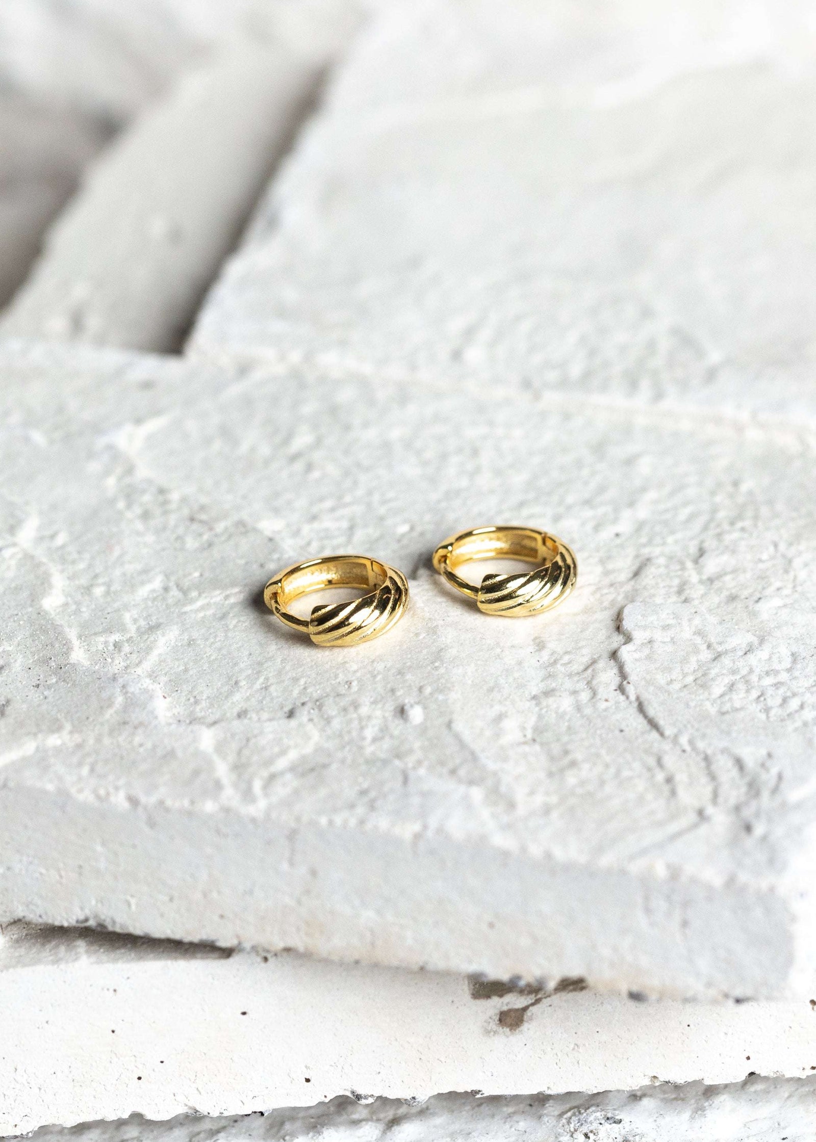 SmallVintageHoopEarringsGold1_